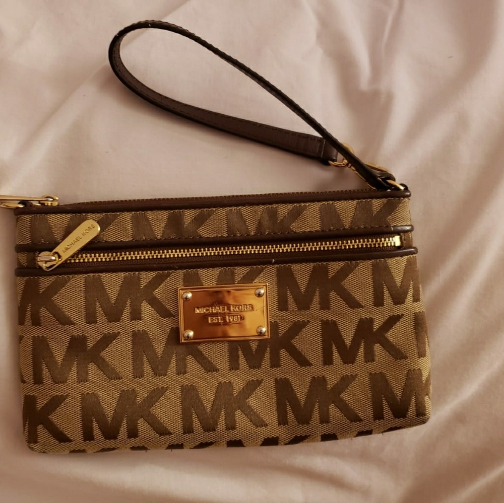 Michael kors wristlet wallet